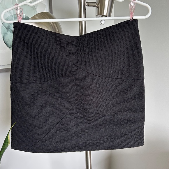 M Black Crepe Textured Mini Skirt - Picture 2 of 7